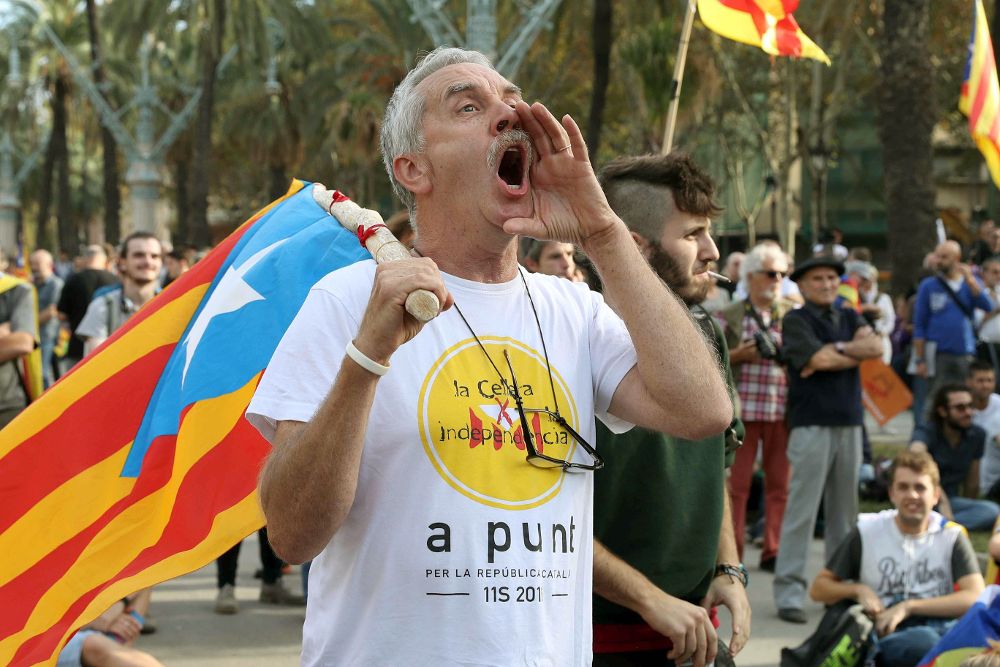 Ambiente de la concentración convocada esta tarde en apoyo a la declaración unilateral de independencia, en el Paseo de Lluis Companys, frente al parque de la Ciutadella de Barcelona donde se encuentra la sede del Parlament.