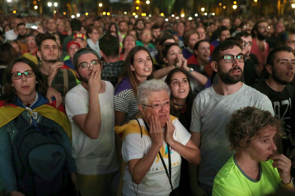 Vista de la concentración convocada esta tarde en las inmediaciones del Parlamento de Cataluña, para seguir a través de una gran pantalla la comparecencia del presidente de la Generalitat.