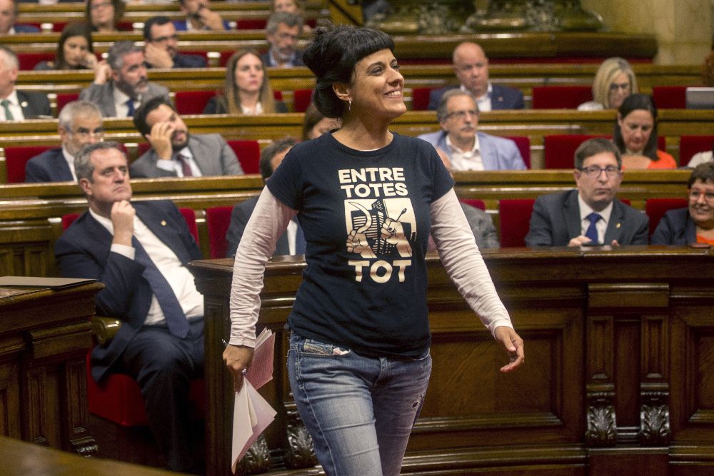 La diputada de la CUP Anna Gabriel se dirige al estrado para su comparecencia, hoy, en el Parlament tras la intervención del president Puigdemont. 