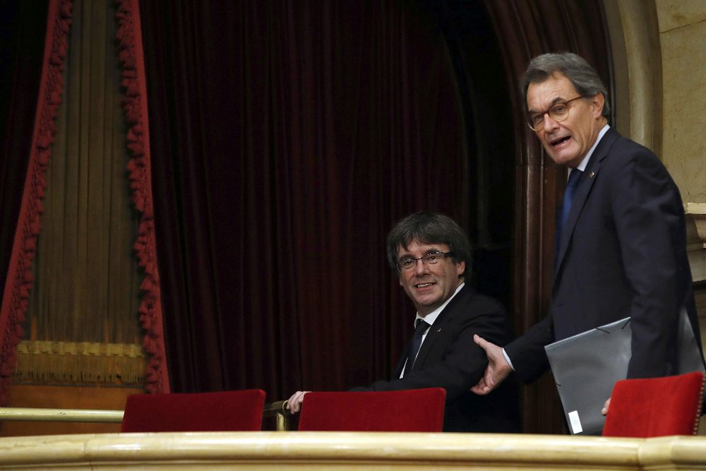 El presidente de la Generalitat, Carles Puigdemont (i), acompañado del expresidente Artur Mas en la tribuna de invitados del hemiciclo del Parlament.