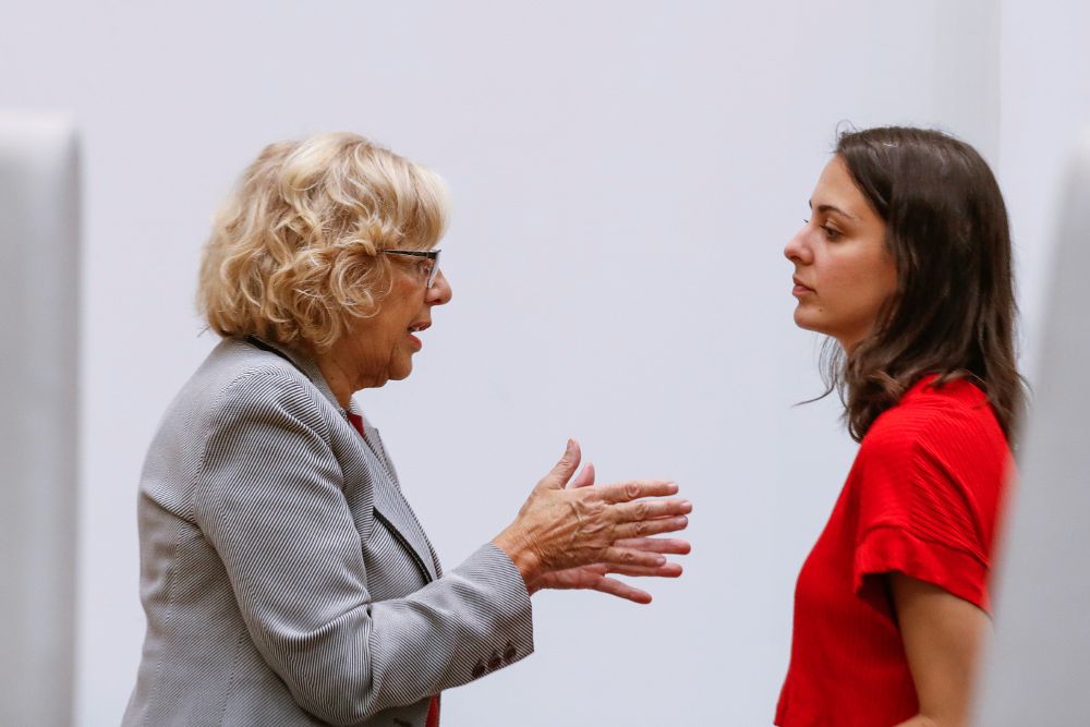 La alcaldesa de Madrid, Manuela Carmena (i), conversa con la portavoz del Ayuntamiento de Madrid, Rita Maestre.