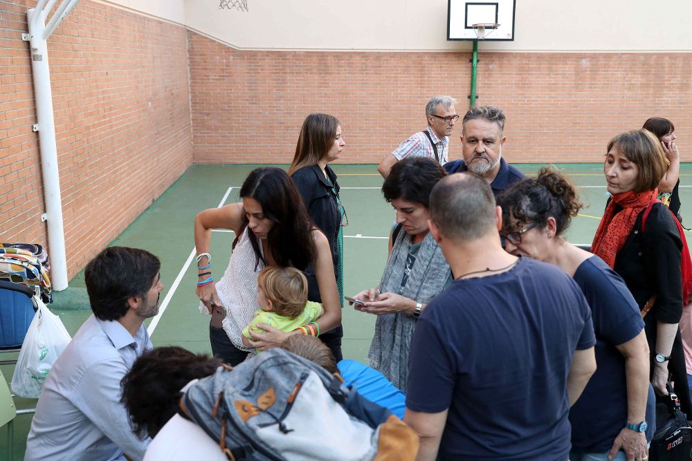 Reunión de padres independentistas en la Escola Diputació de Barcelona para evitar su cierre el sábado antes del 1-O.