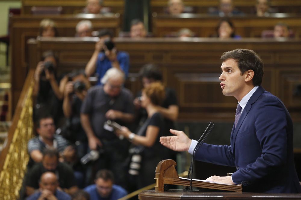 El líder de Ciudadanos, Albert Rivera, durante su intervención en el pleno del Congreso en el que comparece el presidente del Gobierno, Mariano Rajoy, para dar cuenta de la situación en Cataluña.