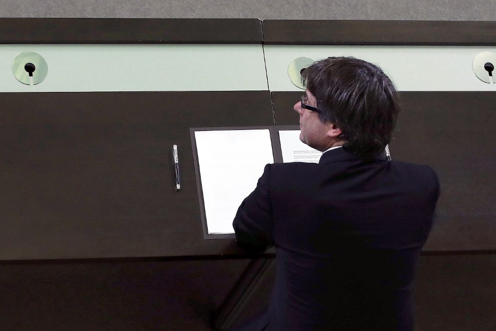 Carles Puigdemont firma el documento sobre la Independencia.