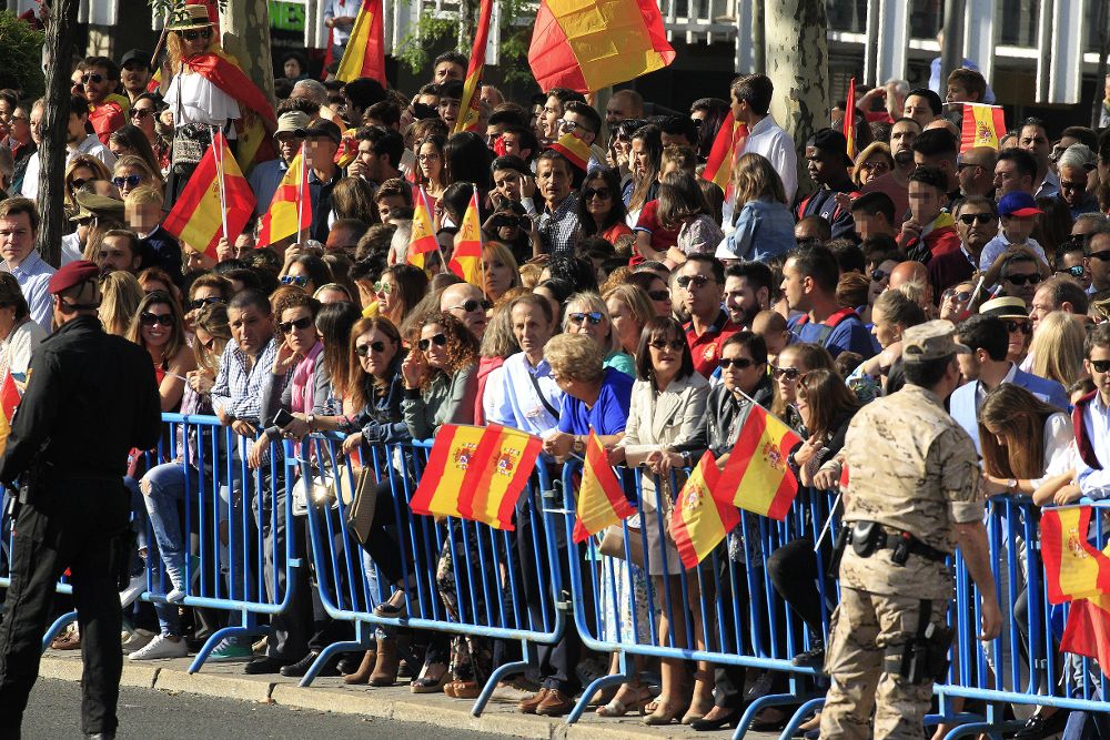 Cientos de personas asisten al desfile del Día de la Fiesta Nacional.