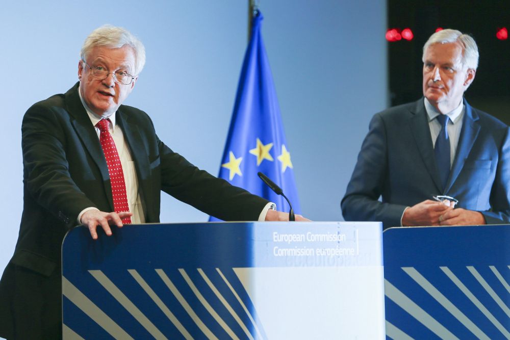 El ministro británico para el "brexit", David Davis (i), y el negociador jefe de la Unión Europea (UE) para el "brexit", Michel Barnier, ofrecen una rueda de prensa tras una nueva ronda de conversaciones sobre el "brexit" celebrada hoy, 12 de octubre.