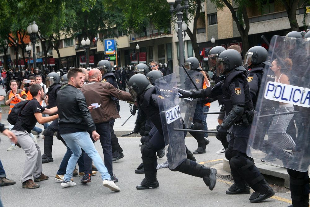 Agentes de la policía nacional intentan retirar a los concentrados en el instituto IES Tarragona durante la jornada del 1-O.