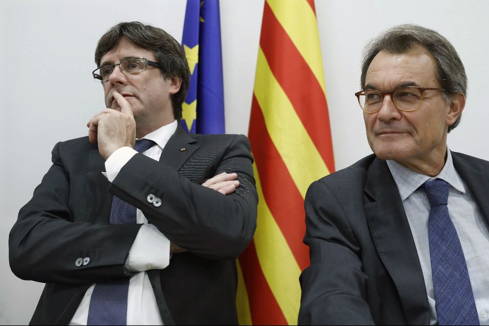 El presidente de la Generalitat, Carles Puigdemont (i) y el expresidente Artur Mas.