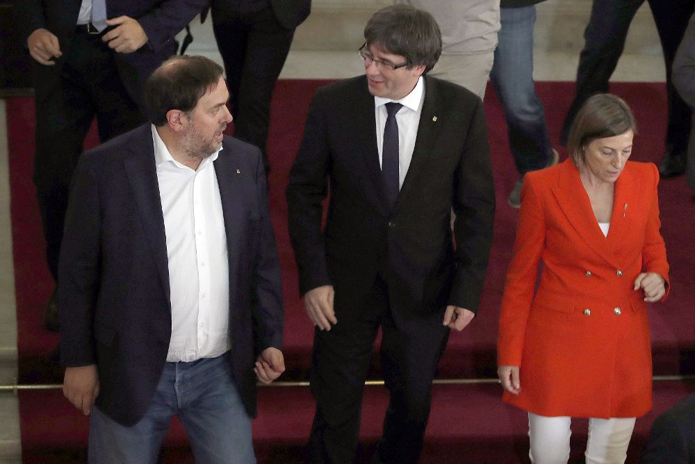 Carles Puigdemont (c),Oriol Junqueras y Carme Forcadell.