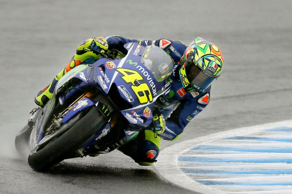 El piloto italiano de MotoGP Valentino Rossi , de Movistar Yamaha, participa en la segunda sesión de entrenamientos libres para el Gran Premio de Japón.