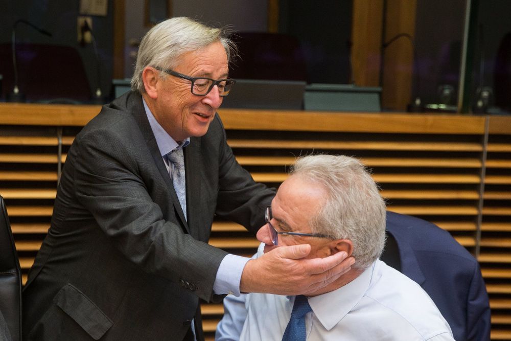 El presidente de la Comisión Europea, Jean Claude Juncker, saluda al comisario europeo de Cooperación Internacional y Desarrollo, Neven Mimica.