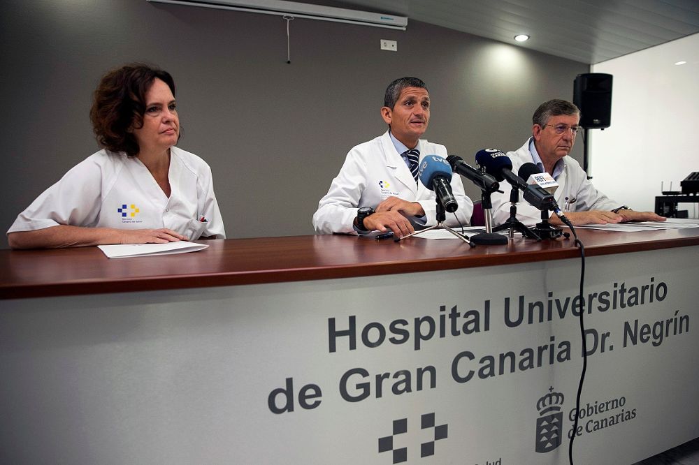 El jefe del servicio de Psiquiatría del Hospital Universitario de Gran Canaria Doctor Negrín, José Luis Hernández (d), el director gerente del centro, Pedro Rodríguez (c), y en representación del comité organizador de las jornadas, Mari Luz Ibanez.