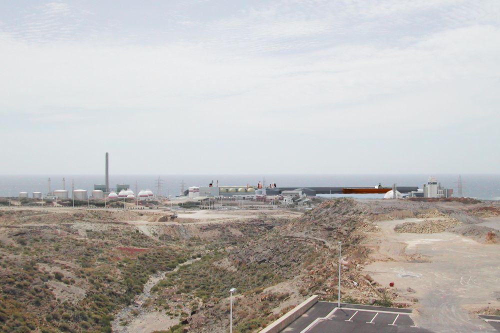 Imagen de archivo de la planta regasificadora situada junto al puerto de Granadilla.
