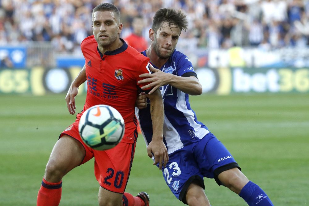 El jugador de la Real Sociedad Kevin Rodrigues(i), pelea un balón contra el jugador del Alavés Álvaro Medrán(d), durante la octava jornada del partido de Liga de primera división en el Estadio de Mendizorrotza .