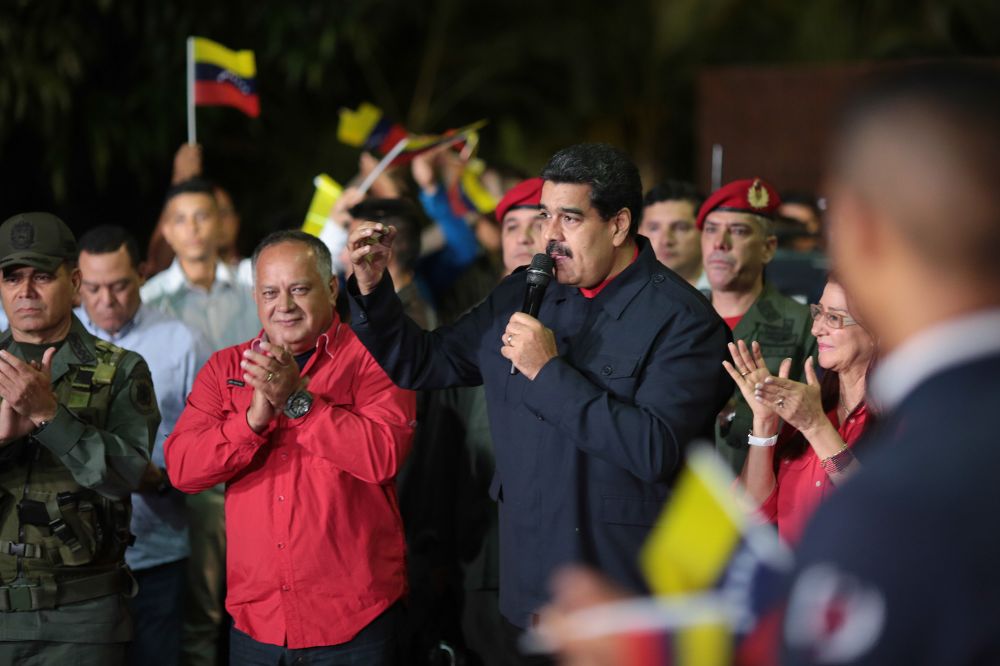Fotografía cedida por la Oficina de Prensa del Palacio de Miraflores, del mandatario venezolano, Nicolás Maduro (c), mientras habla durante una alocución tras conocerse los resultados oficiales de las elecciones regionales.