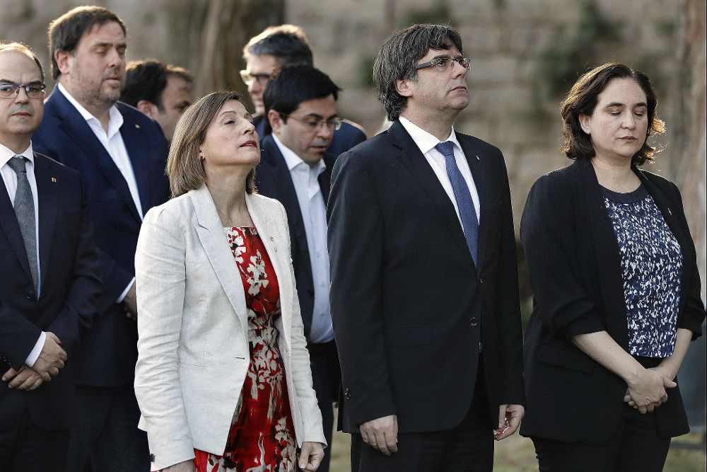 El presidente de la Generalitat, Carles Puigdemont (2ºd), acompañado por la alcaldesa de Barcelona, Ada Colau (d), y la presidenta del Parlamento de Cataluña, Carme Forcadell (2ºi), durante el homenaje esta mañana al ex expresident Luís Companys.