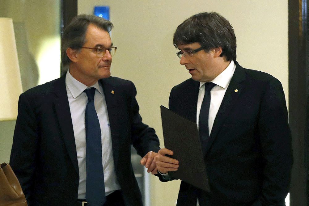 Artur Mas (iz) con el presidente de la Generalitat, Carles Puigdemont.