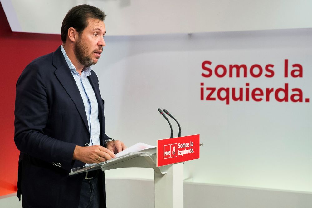 El portavoz de la Ejecutiva Federal del PSOE y alcalde de Valladolid, Oscar Puente, durante la rueda de prensa que ofreció tras la reunión de la Comisión Ejecutiva Federal del PSOE.