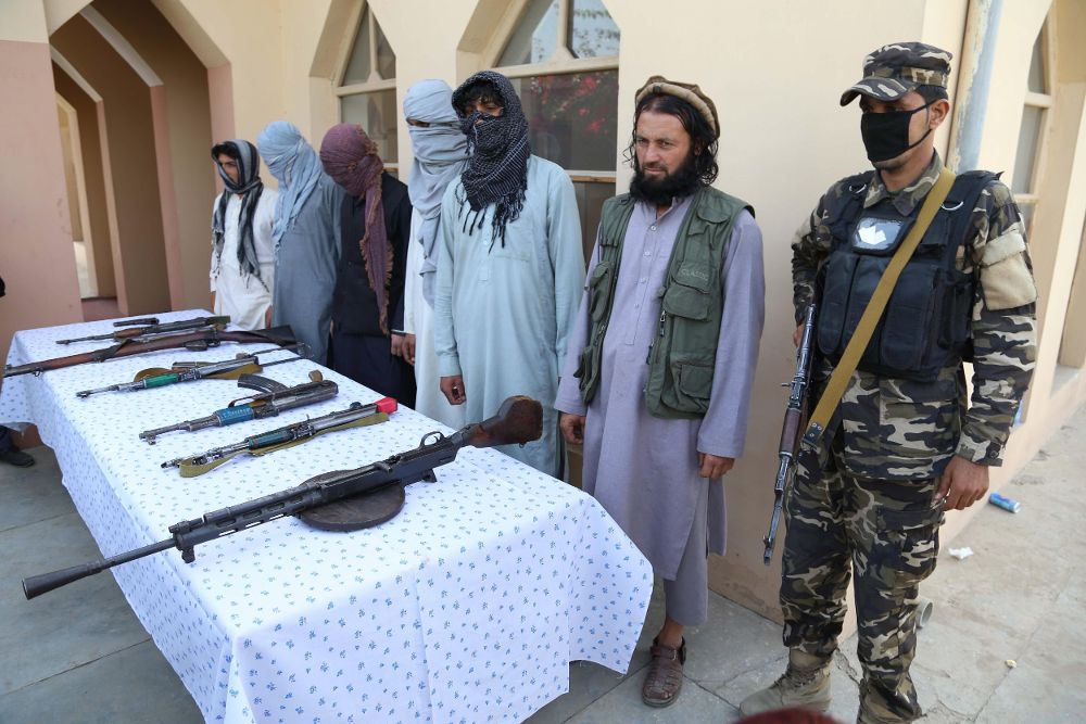 Antiguos miembros talibanes entregan sus armas durante una ceremonia de reconciliación en Jalalabad, Afganistán.