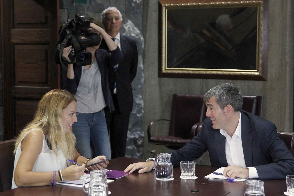 El presidente del Gobierno de Canarias, Fernando Clavijo, se reunió hoy con la portavoz del grupo Parlamentario Podemos, Noemí Santana, para hablar de la Ley de Presupuestos.