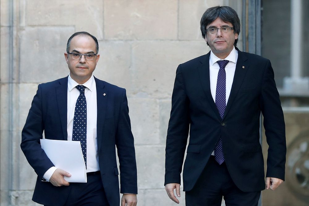 El presidente de la Generalitat, Carles Puigdemont, y el conseller de Presidencia, Jordi Turull (i), a su llegada a la reunión semanal del gobierno catalán.