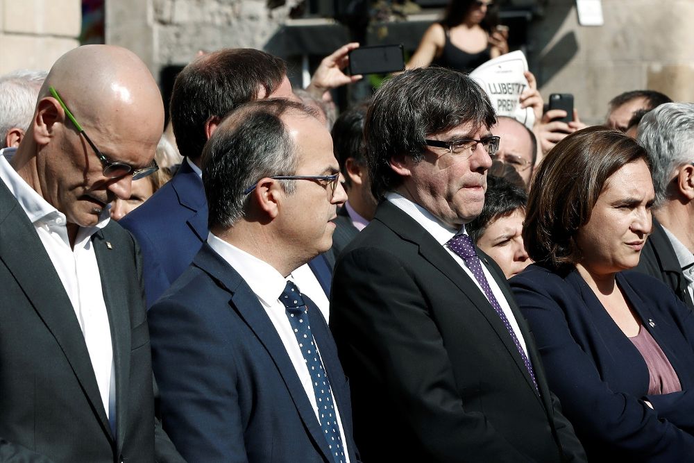Puigdemont (2d), la alcaldesa de Barcelona y los consellers de Presidencia, Jordi Turull (2i) y de Relaciones Exteriores durante la concentración de protesta.