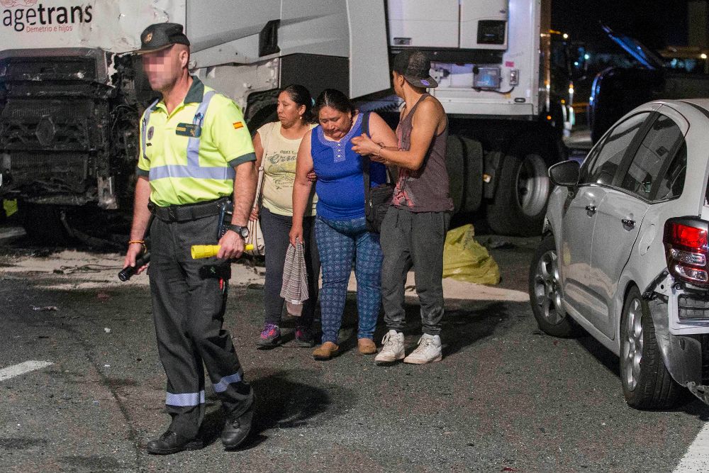 Varios de los pasajeros que viajaban en uno de los vehículos implicados en el accidente de la A7, en Murcia, donde murieron cinco personas el pasado día 9.