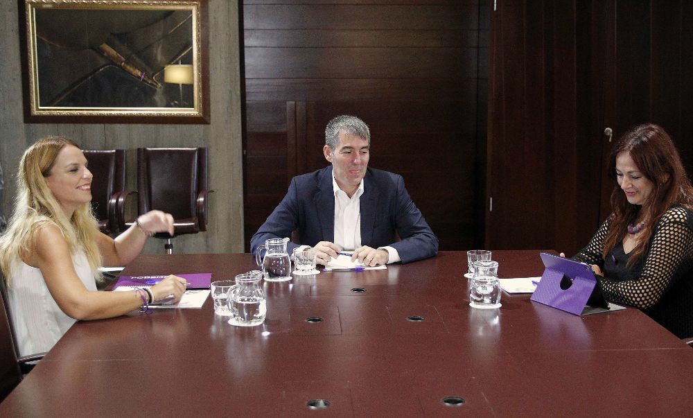 La portavoz del grupo parlamentario Podemos, Noemí Santana (iz), y la presidenta del mismo, María del Río, que se han entrevistado hoy con el presidente canrio para hablar de la Ley de Presupuestos.