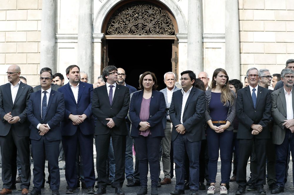 El Gobierno catalán con la alcaldesa de Barcelona, hoy, durante la concentración que se ha celebrado en la plaza de Sant Jaume de Barcelona.