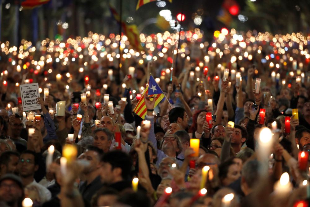 Miles de personas convocadas por la la Asamblea Nacional Catalana (ANC) y Òmnium Cultural, se manifiestan con velas en la concentración en la Avenida Diagonal de Barcelona.