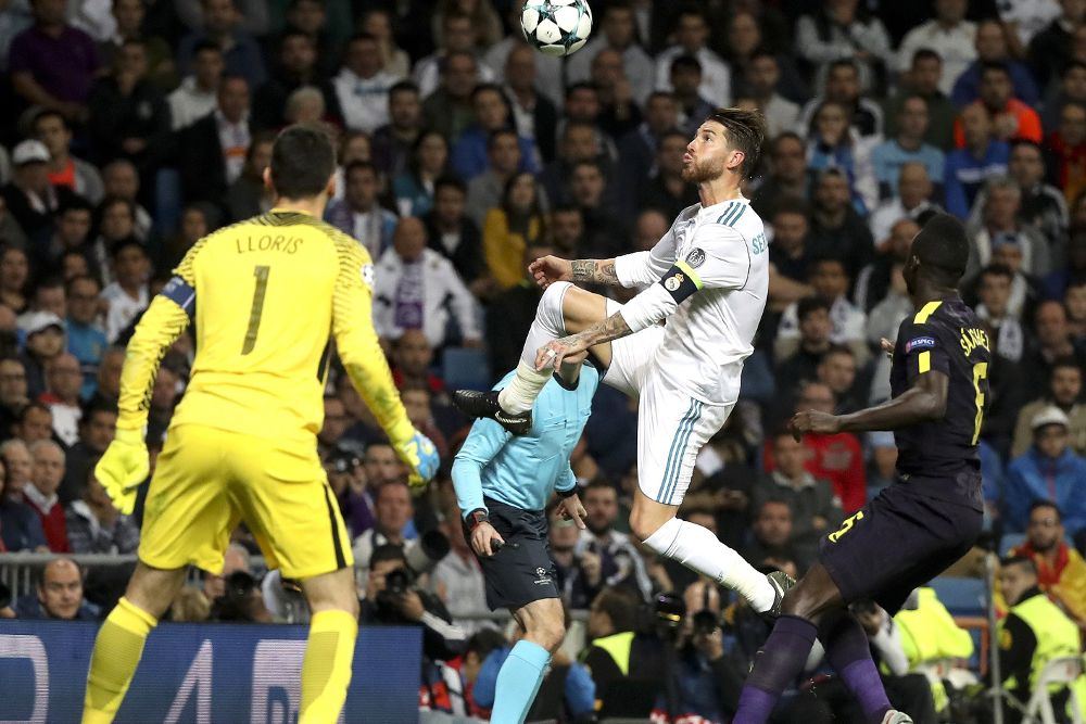 El portero francés del Tottenham, Hugo Lloris (i) y el defensa del Real Madrid Sergio Ramos durante el partido de Liga de Campeones disputado hoy en el estadio Santiago Bernabéu.