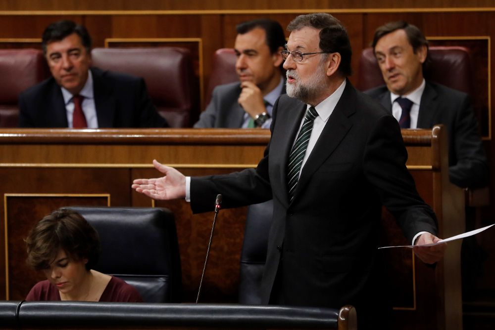 El presidente del Gobierno, Mariano Rajoy, responde a una pregunta del líder de Podemos, Pablo Iglesias, durante la sesión de control al Gobierno hoy en el Congreso de los Diputados.