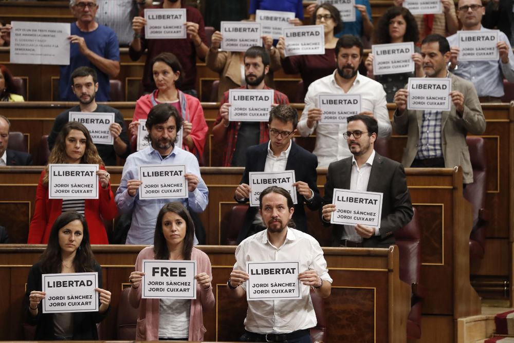 Diputados nacionalistas y de Unidos Podemos muestran carteles pidiendo la libertad de los responsables de las organizaciones ANC y Ómnium Cultural.