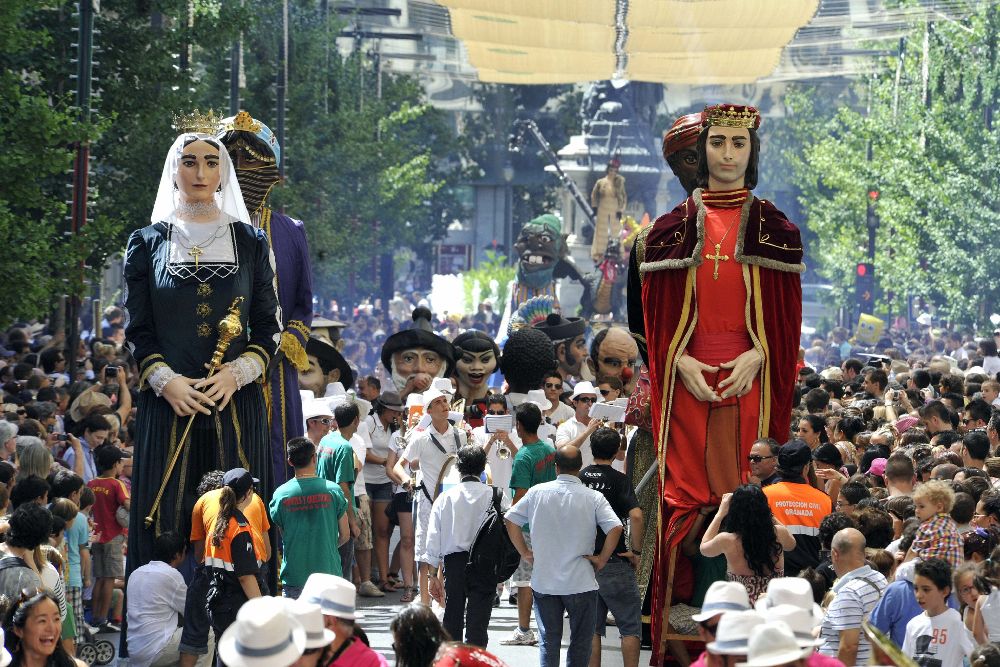 A pesar del peso de lo lúdico en todo el país, los españoles no se sienten muy satisfechos. En la foto, fiestas de San Juan en Granada.