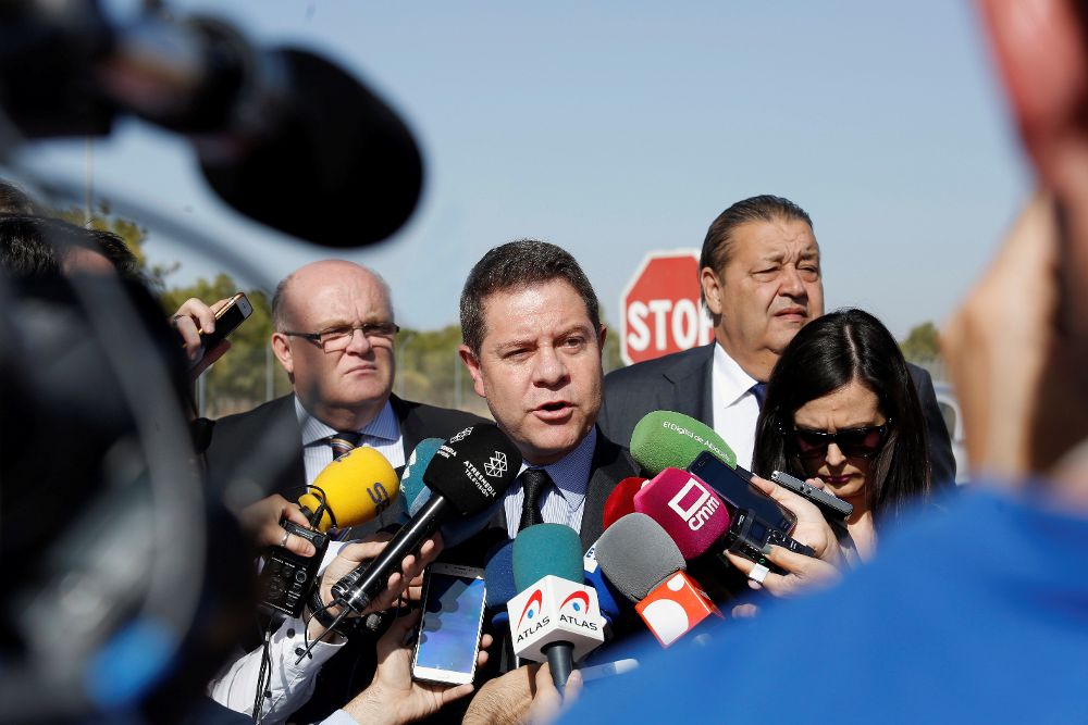 El presidente de Castilla-La Mancha, Emilian o García Page, atiende a los medios de comunicación.
