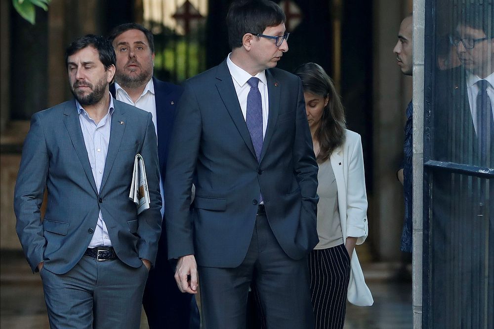 El vicepresidente de la Generalitat, Oriol Junqueras (2i), junto a los consellers de Salud, Toni Comín (i), de Justicia, Carles Mundó (2d), y de Agricultura, Meritxell Serret (d), a su llegada a la reunión semanal del gobierno catalán.