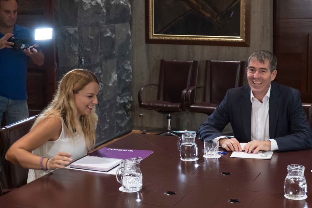 Clavijo se reunió ayer con la portavoz de Podemos en el Parlamento canario, Noemí Santana.