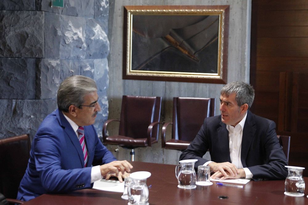 Fernando Clavijo (d) se reunió hoy con el presidente y portavoz parlamentario de Nueva Canarias, Román Rodríguez.