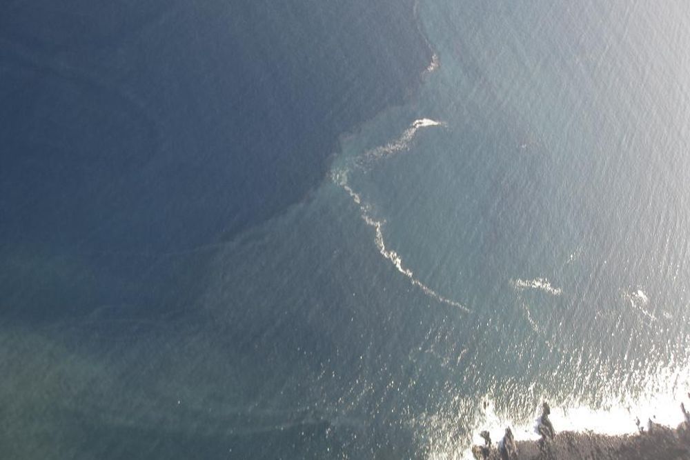 Vista aérea de la mancha que afloraba a la superficie, producto de las emisiones submarinas de lava en 2012.