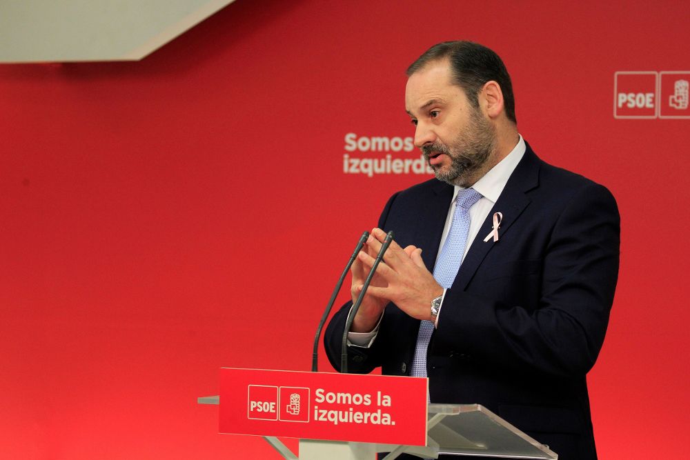 El secretario de Organización del PSOE, José Luis Ábalos, durante la rueda de prensa que ha ofrecido hoy.