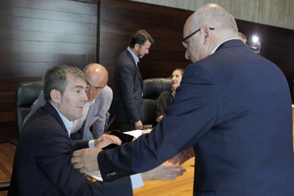 El presidente del Gobierno de Canarias, Fernando Clavijo (i), saluda al presidente del Cabildo de Gran Canaria antes de comenzar la reunión que hoy ha tenido con la FECAI.