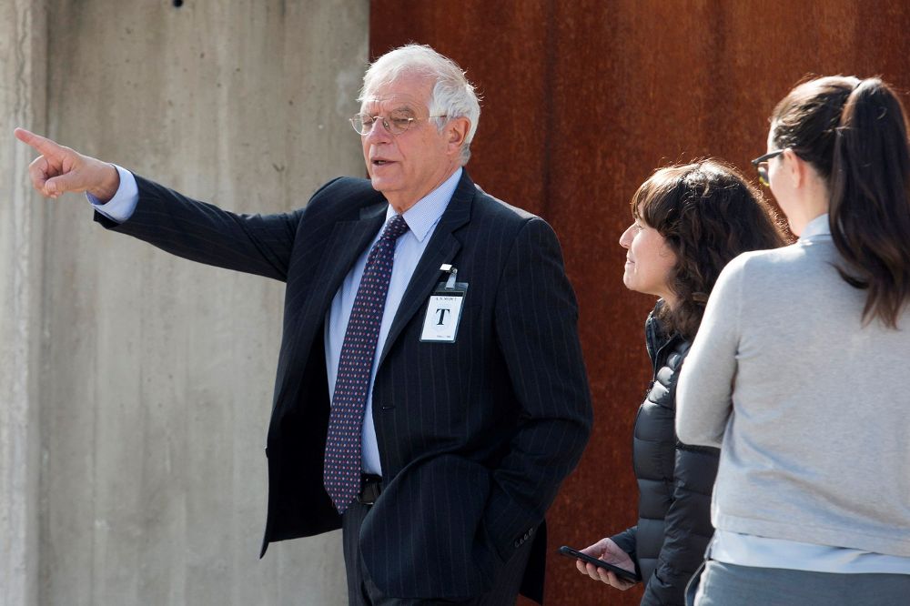 El exministro de Obras Públicas Josep Borrell, a la salida hoy de la Audiencia Nacional tras declarar como testigo en el juicio contra la excúpula de la multinacional Abengoa.