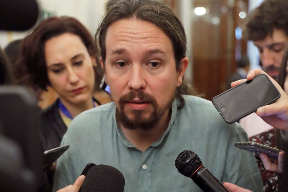 El secretario general de Podemos, Pablo Iglesias, hace declaraciones en el Congreso, donde pide tanto al Gobierno como a la Generalitat de Cataluña que no echen "más leña al fuego".