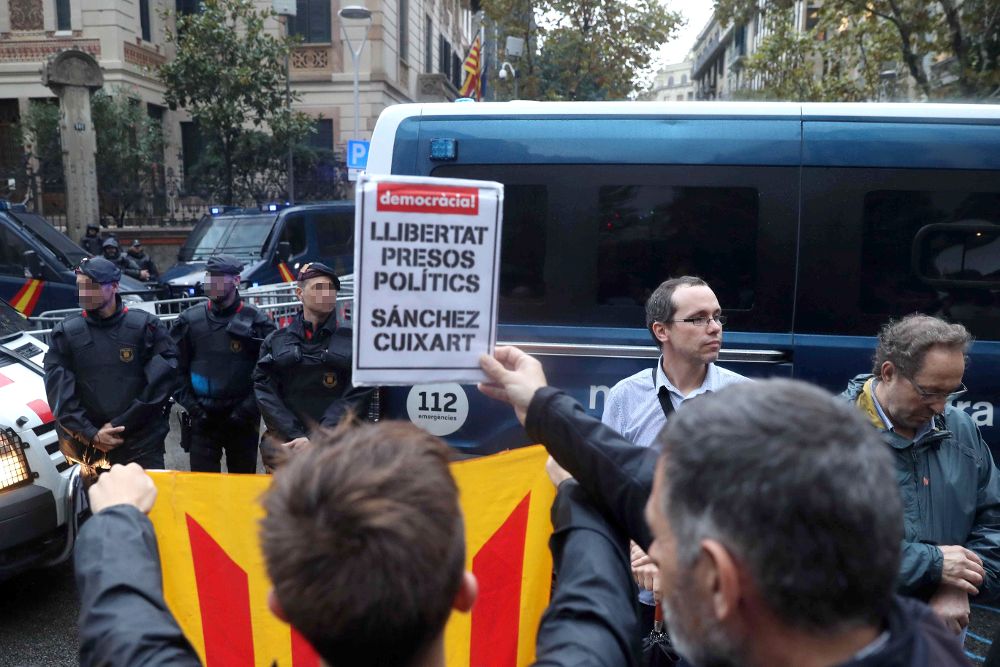 Un momento de la concentración de la CUP llevada a cabo ayer ante la Delegación del Gobierno en Barcelona en protesta por la detención de los presidentes de la Asamblea Nacional de Cataluña (ANC) y de Òmnium Cultural.