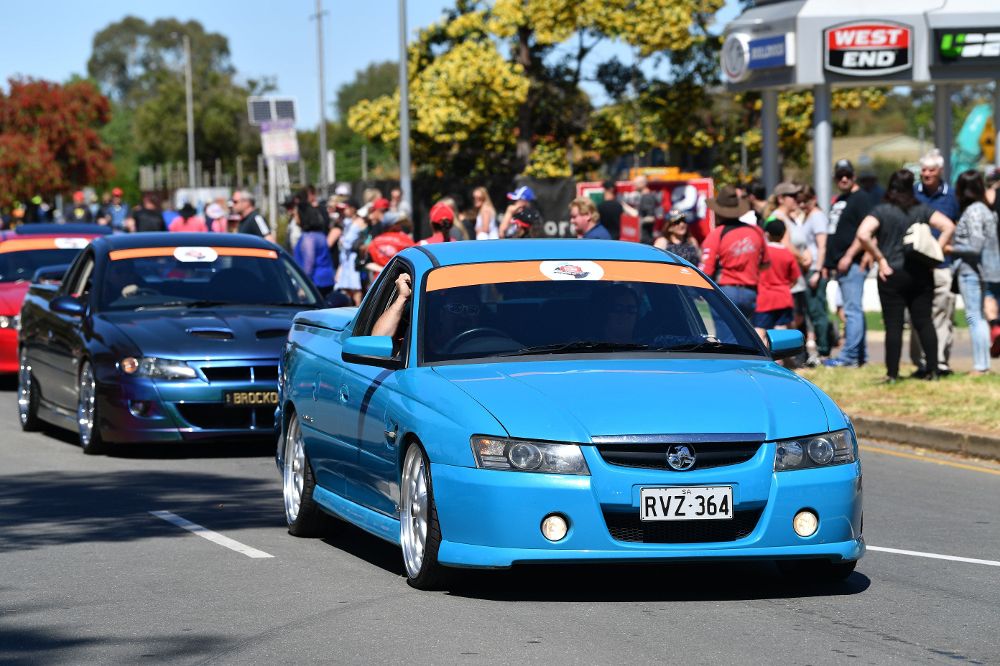 Coches de la marca Holden cruzan en desfile las calles de Elizabeth, en Adelaida, como forma de rendir homenaje a la industria de automoción australiana. 