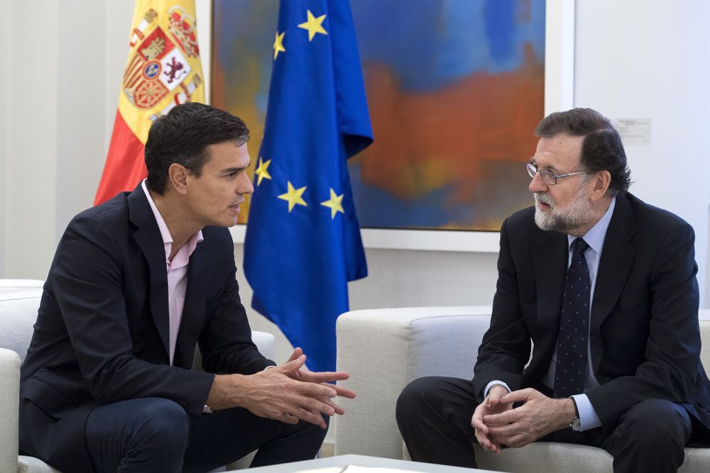 Mariano Rajoy y Pedro Sánchez, cuando se entrevisaron en el Palacio de la Moncloa para acordar las medidas en Cataluña.