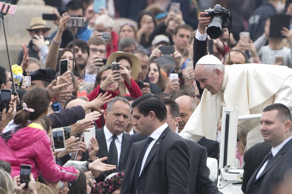 El papa Francisco saluda a los fieles a su llegada a la audiencia general de los miércoles en la plaza de San Pedro del Vaticano.