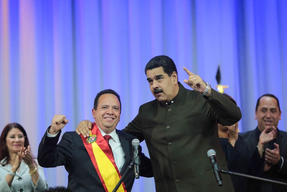 Nicolás Maduro (d), durante la juramentación del gobernador electo del estado Aragua, Rodolfo Marco Torres.