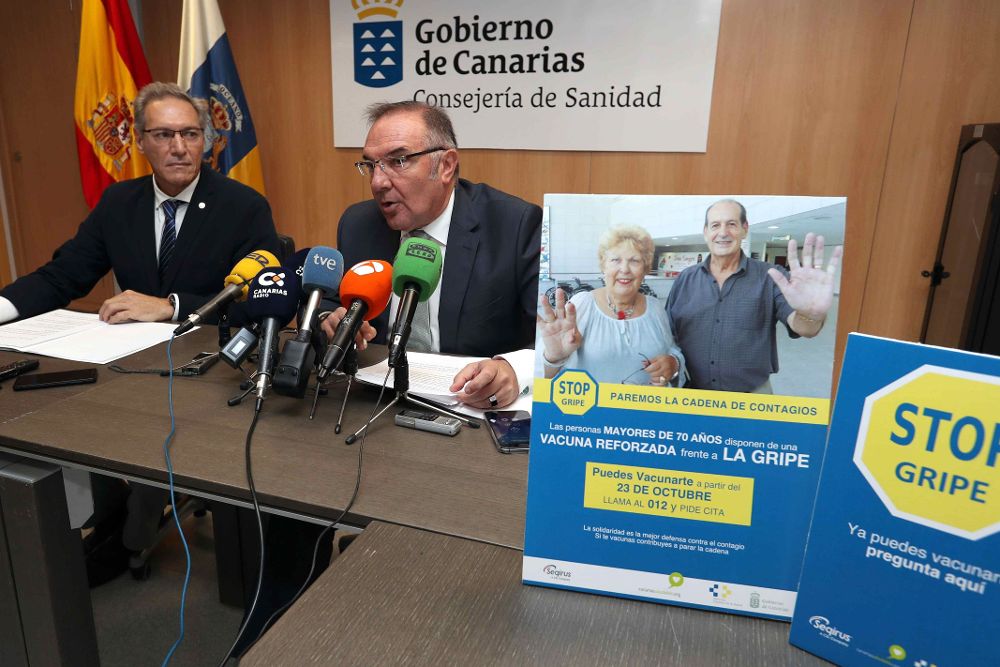 El consejero de Sanidad del Gobierno de Canarias, José Manuel Baltar (d), presentó hoy en Las Palmas de Gran Canaria la nueva campaña.
