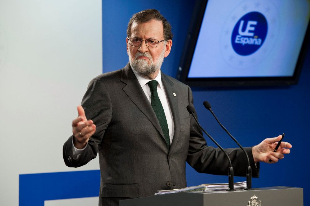 El presidente del Gobierno, Mariano Rajoy, durante la rueda de prensa que ha ofrecido hoy en el marco del Consejo Europeo en Bruselas.